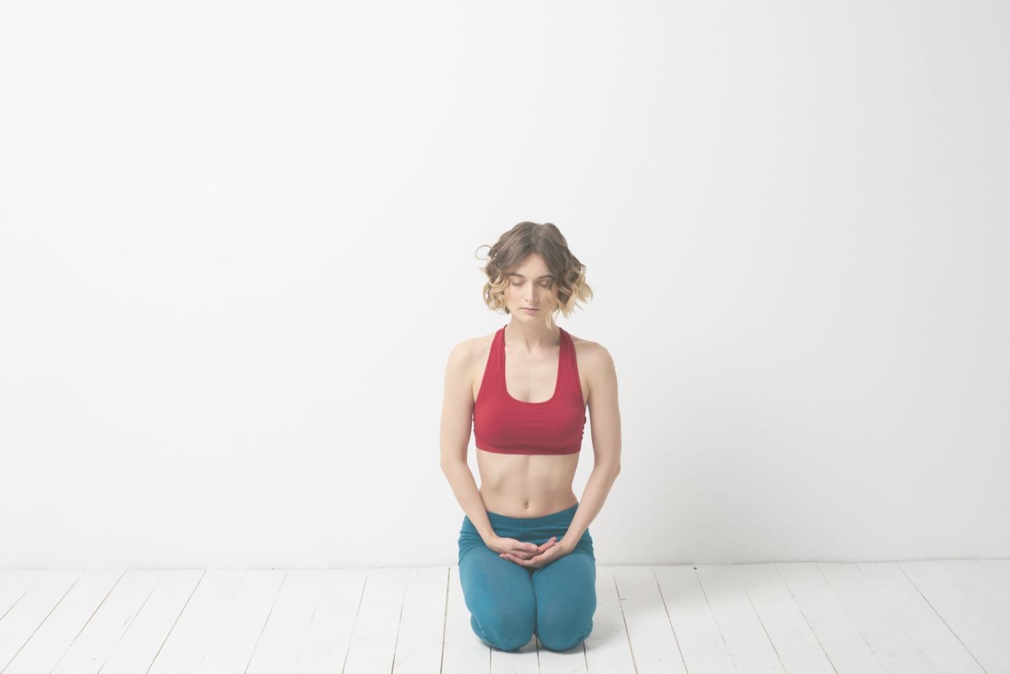 Учасник виконує розтяжку під наглядом тренера